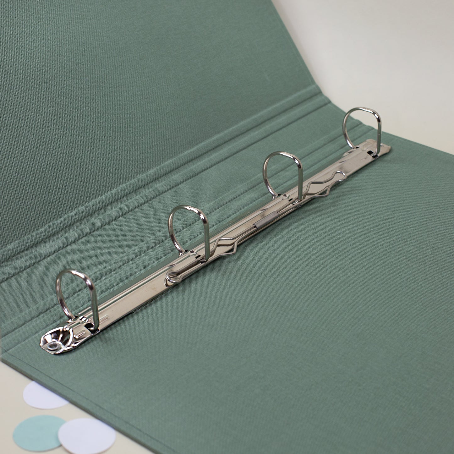 Innenansicht der grünen Zeugnismappe mit stabilem 4-Ring-Mechanismus