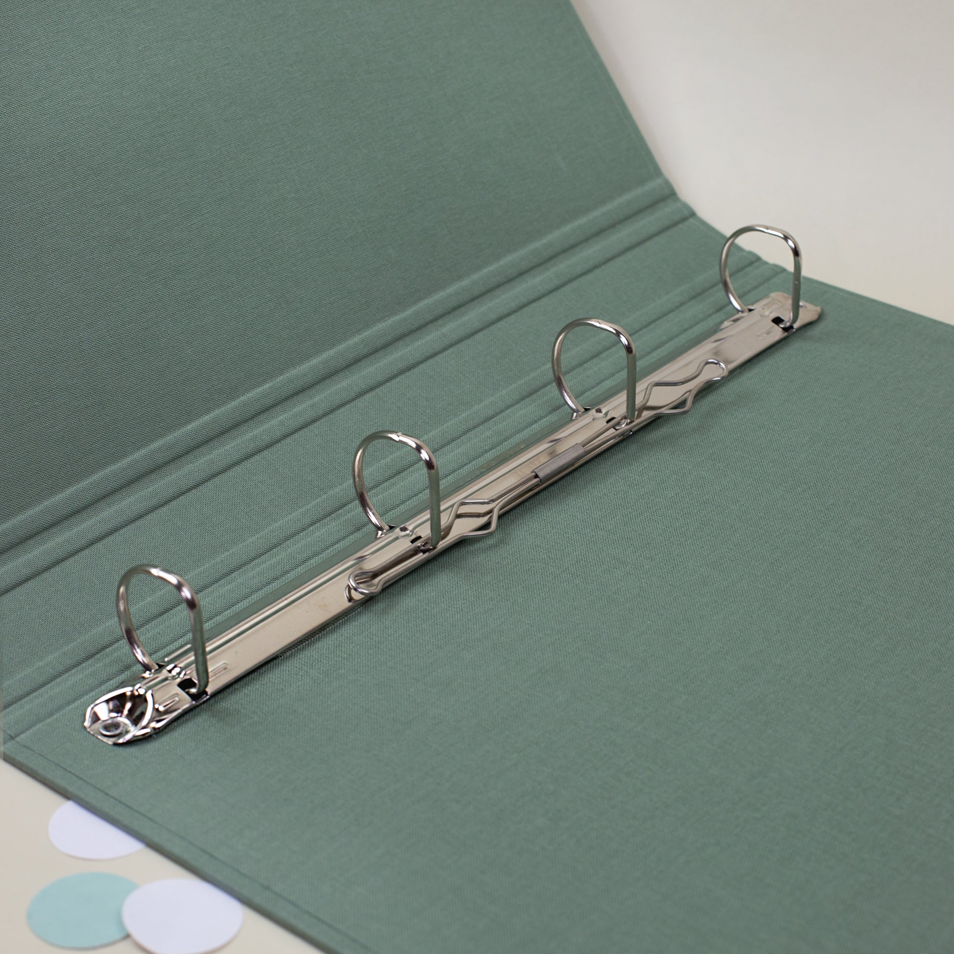 Innenansicht der grünen Zeugnismappe mit stabilem 4-Ring-Mechanismus