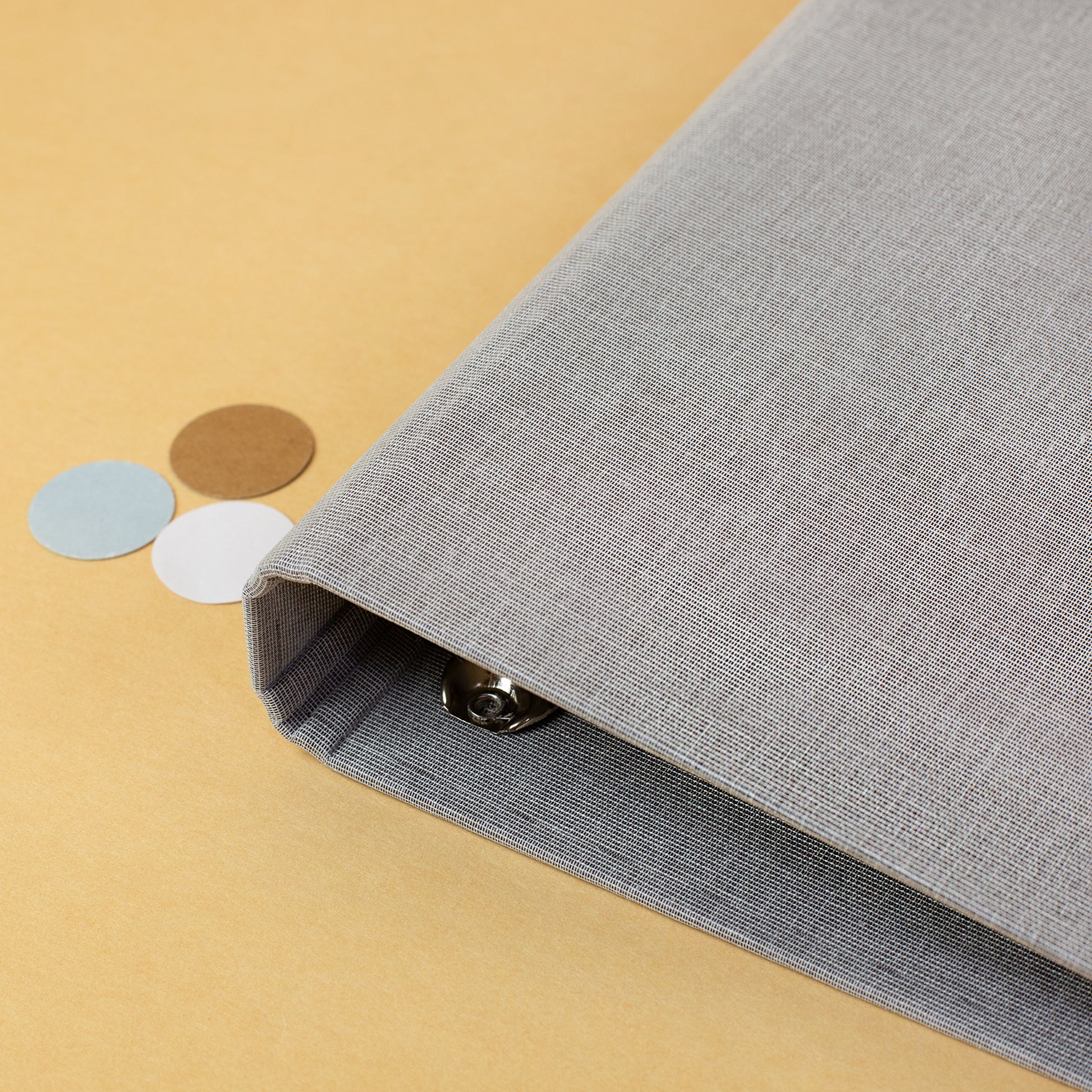 Detailansicht auf den Leinenstoff der Zeugnismappe