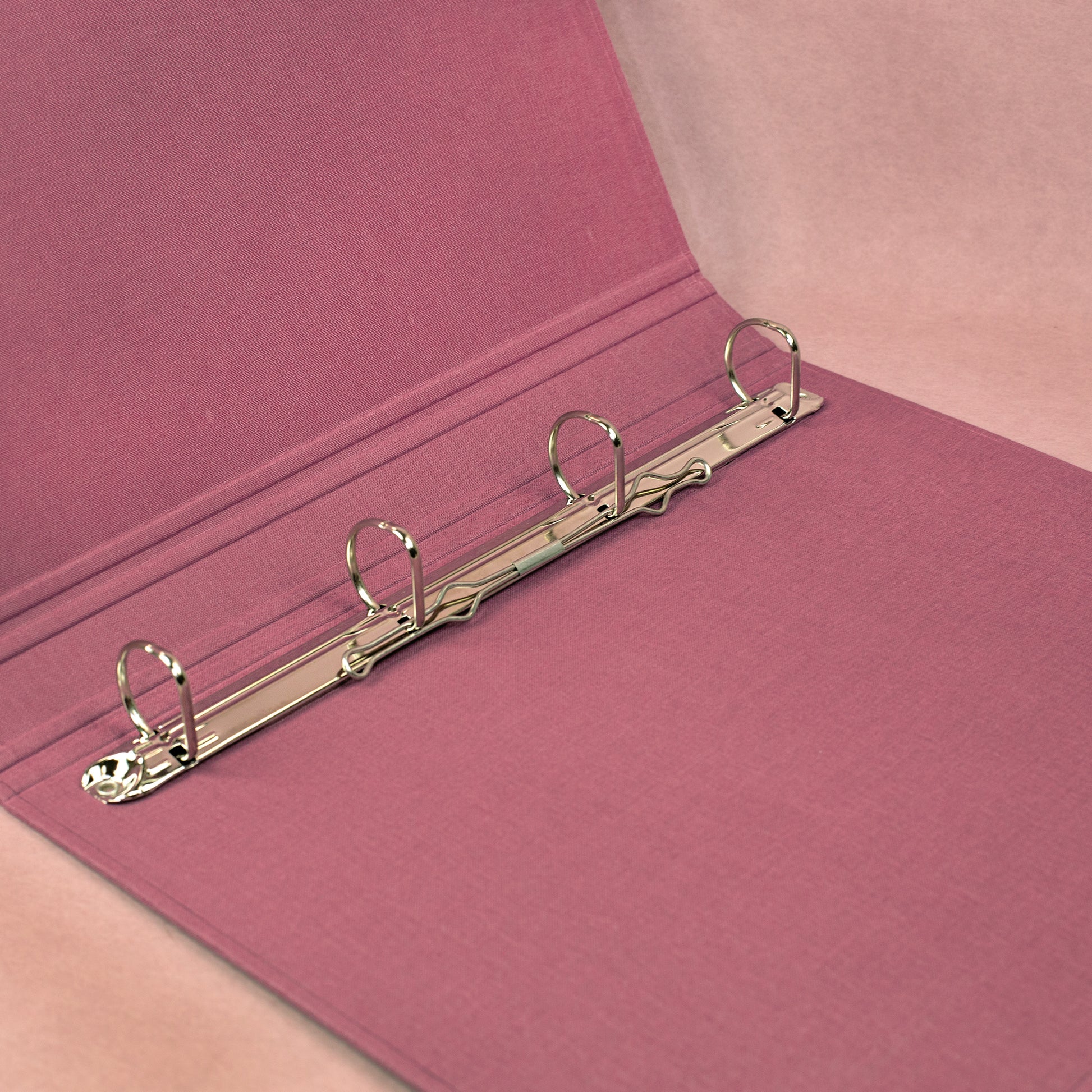 Innenansicht einer rosa Leinen-Zeugnismappe mit 4-Ring-Mechanismus