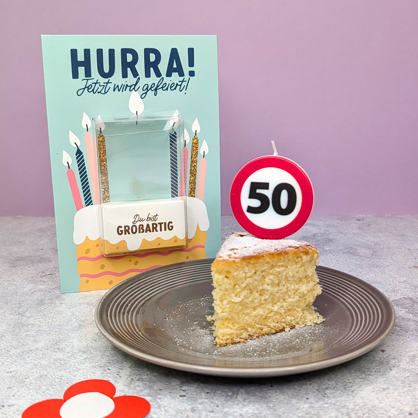 Kuchen mit eingesteckter Verkehrszeichen-Kerze – Zahl 50 sichtbar