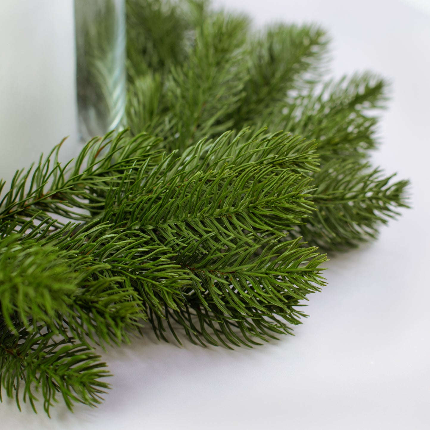 Detailaufnahme der künstlichen Tannenzweige des Weihnachtskranzes