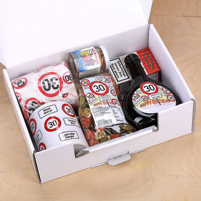 Gefüllter Pappkoffer