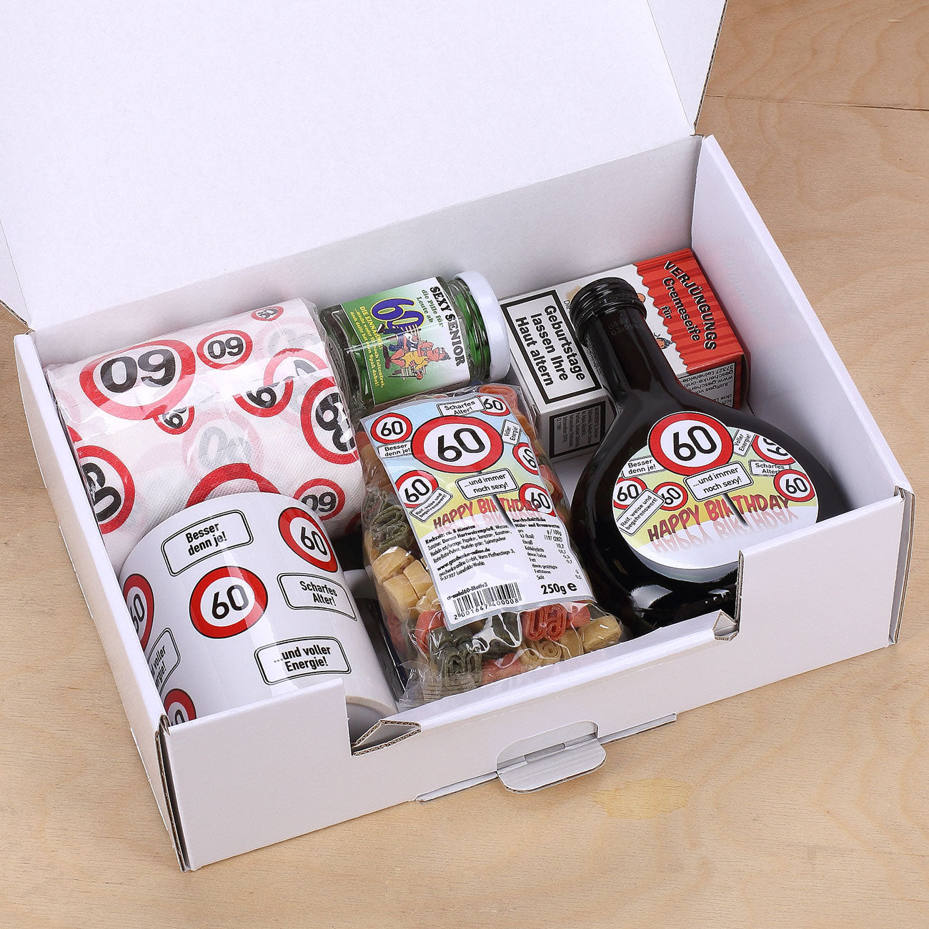 Gefüllter Pappkoffer