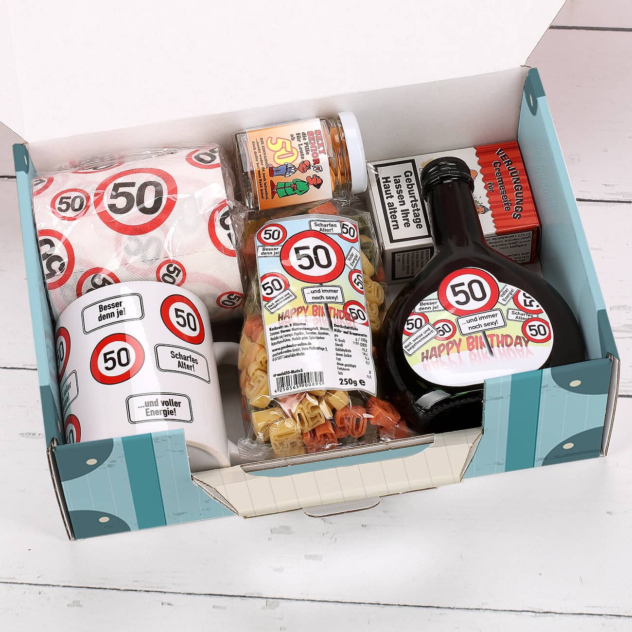 Gefüllter Pappkoffer mit lustigen Geschenken