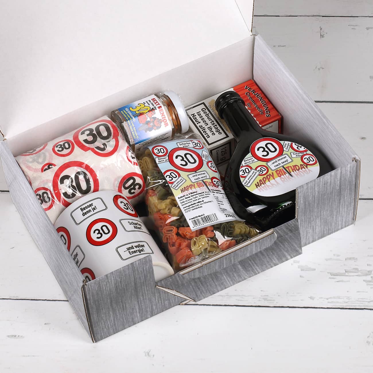 Gefüllter Pappkoffer zum Geburtstag