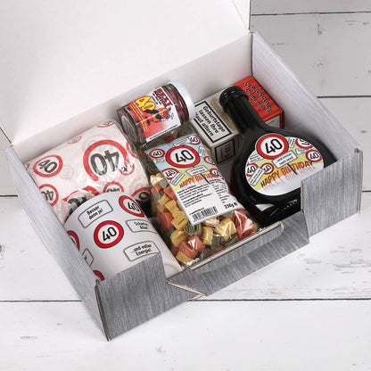 Gefüllter Pappkoffer zum Geburtstag