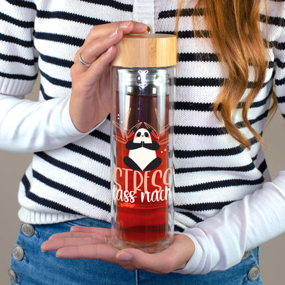 Frau hält doppelwandige Teeflasche aus Glas mit Panda-Aufdruck Stress lass nach, Edelstahl-Sieb und Bambusdeckel