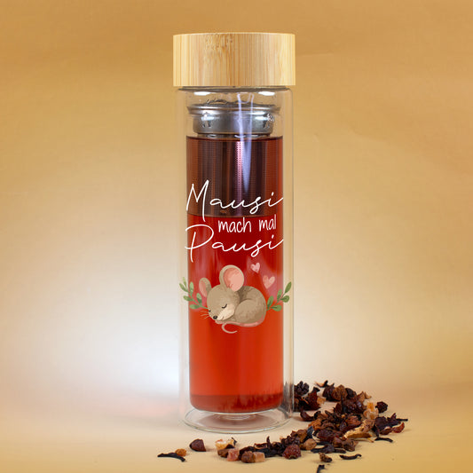 Doppelwandige Teeflasche mit rotem Tee, Maus-Motiv und Spruch Mausi mach mal Pausi neben loser Teemischung
