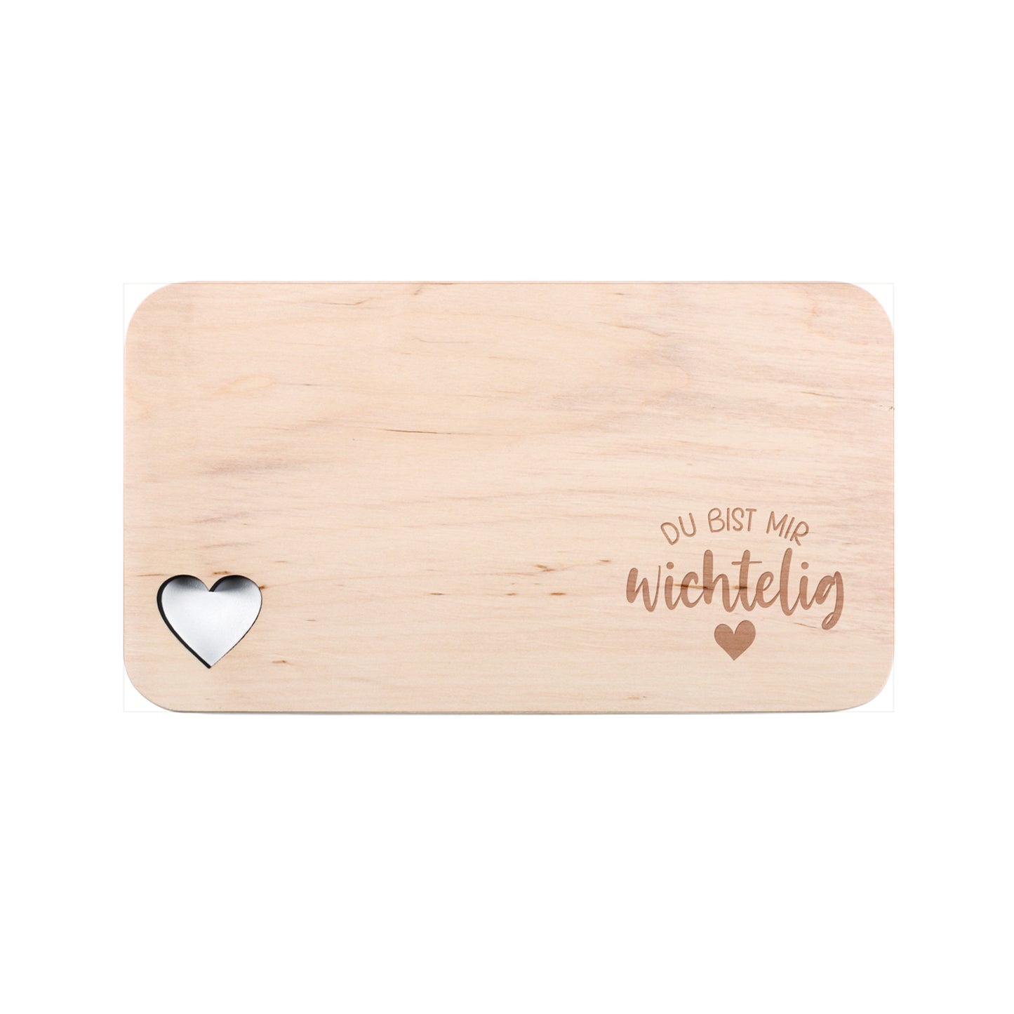Frühstücksbrettchen aus Erlenholz mit Gravur und Herzstanzung auf weißem Hintergrund.