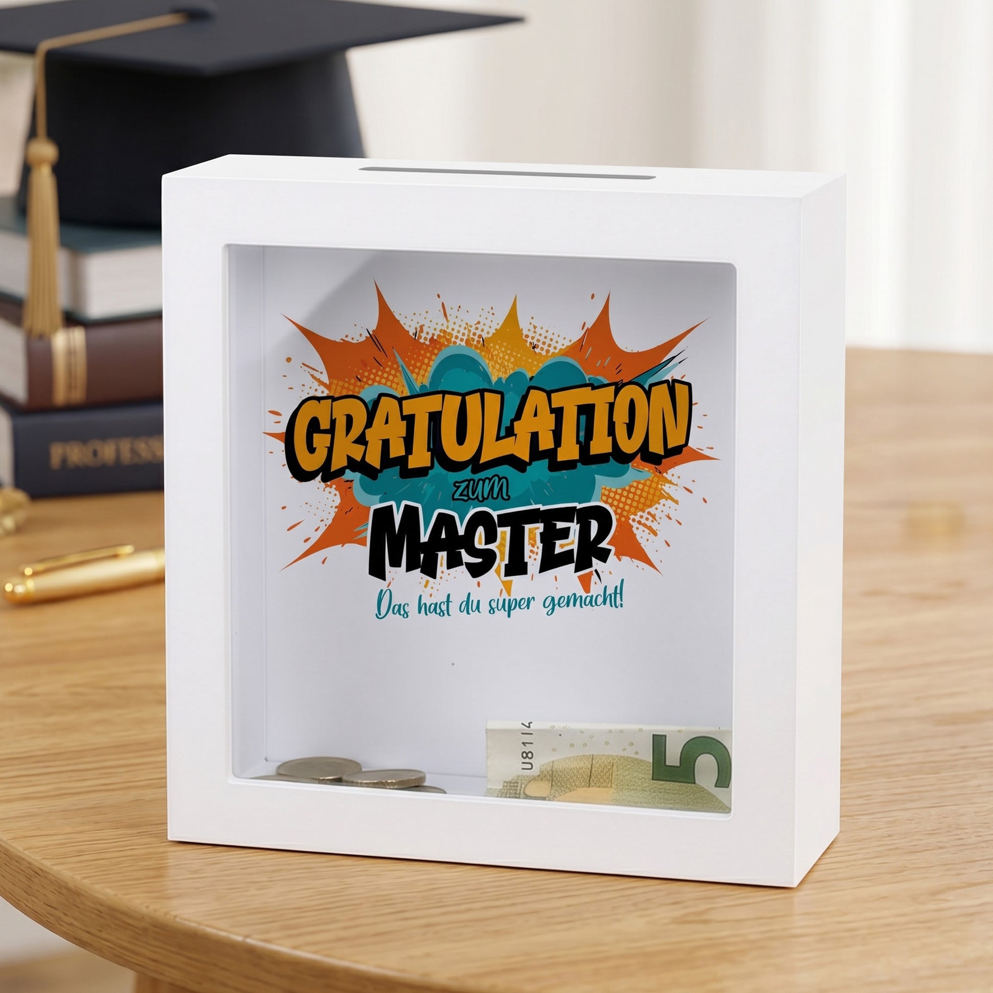 Geldgeschenk-Spardose „Gratulation zum Master“ im weißen Bilderrahmen auf festlicher Deko
