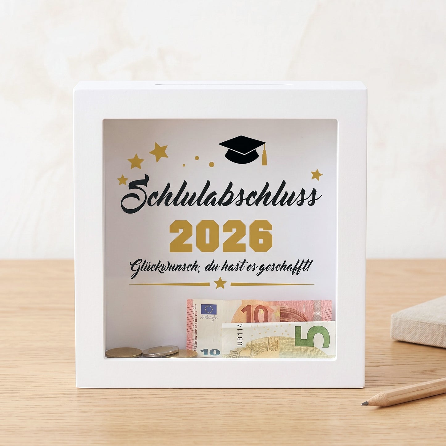 Bilderrahmen-Spardose „Schulabschluss 2026“ mit Geldscheinen und Münzen als Abschlussgeschenk