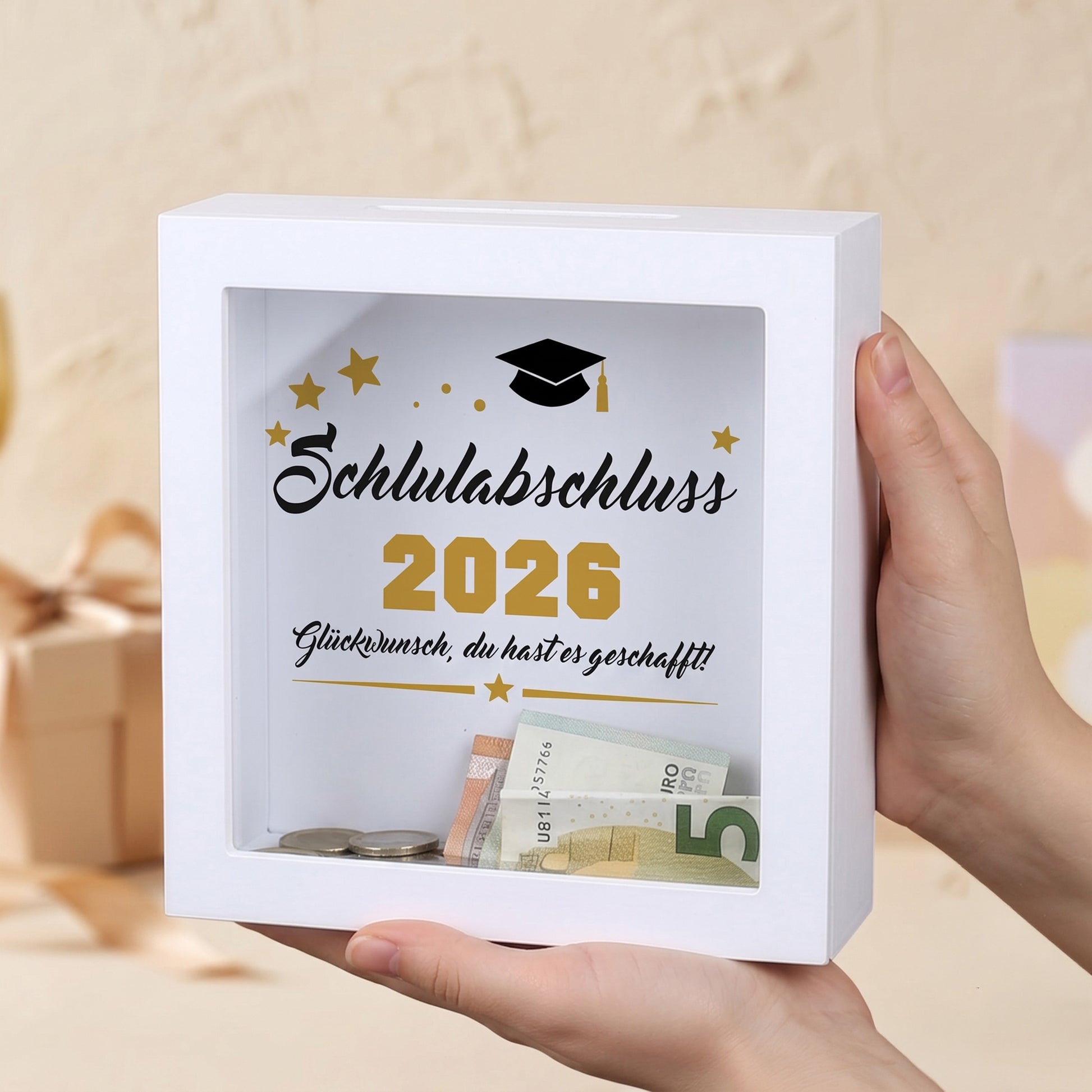 Bilderrahmen-Spardose „Schulabschluss 2026“ mit Geldscheinen und Münzen als Abschlussgeschenk