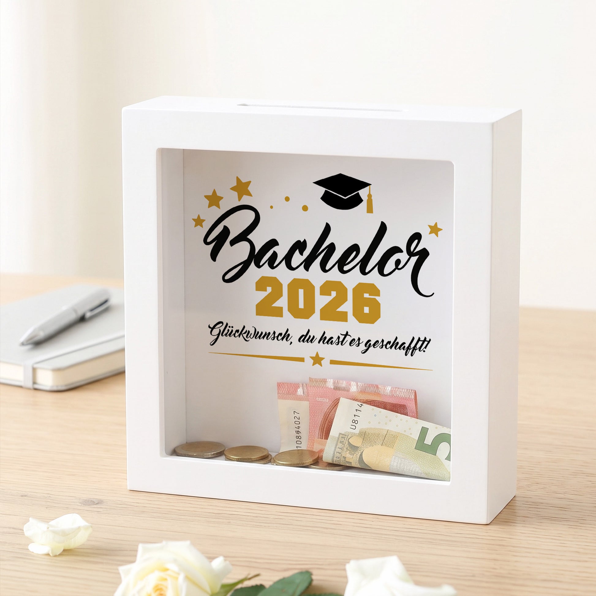Bilderrahmen-Spardose „Bachelor 2026“ mit Geldschein und Münzen hinter Glas