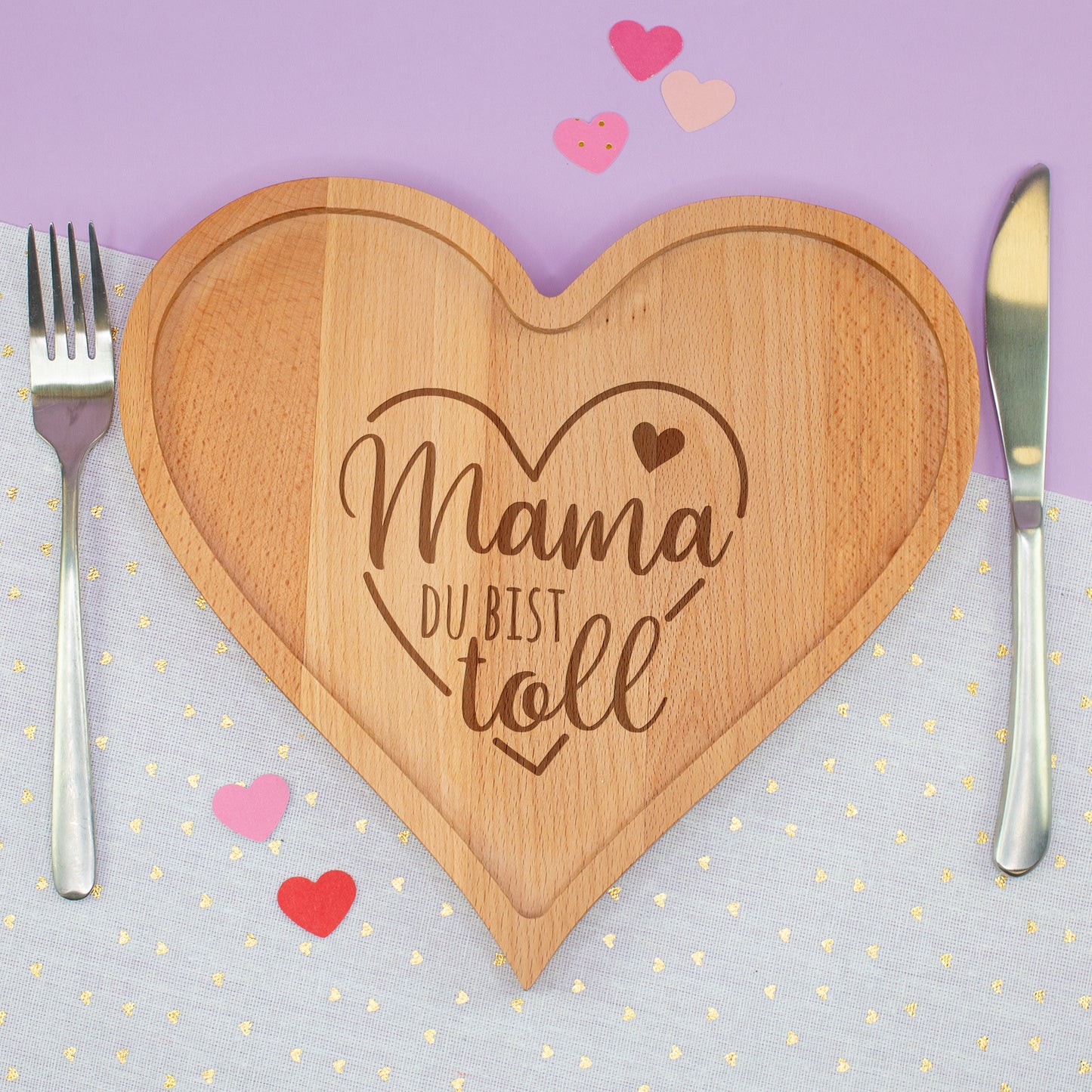 Holz Frühstücksbrett Herz mit Gravur Mama du bist toll dekoriert auf Tisch mit Besteck und Stoff