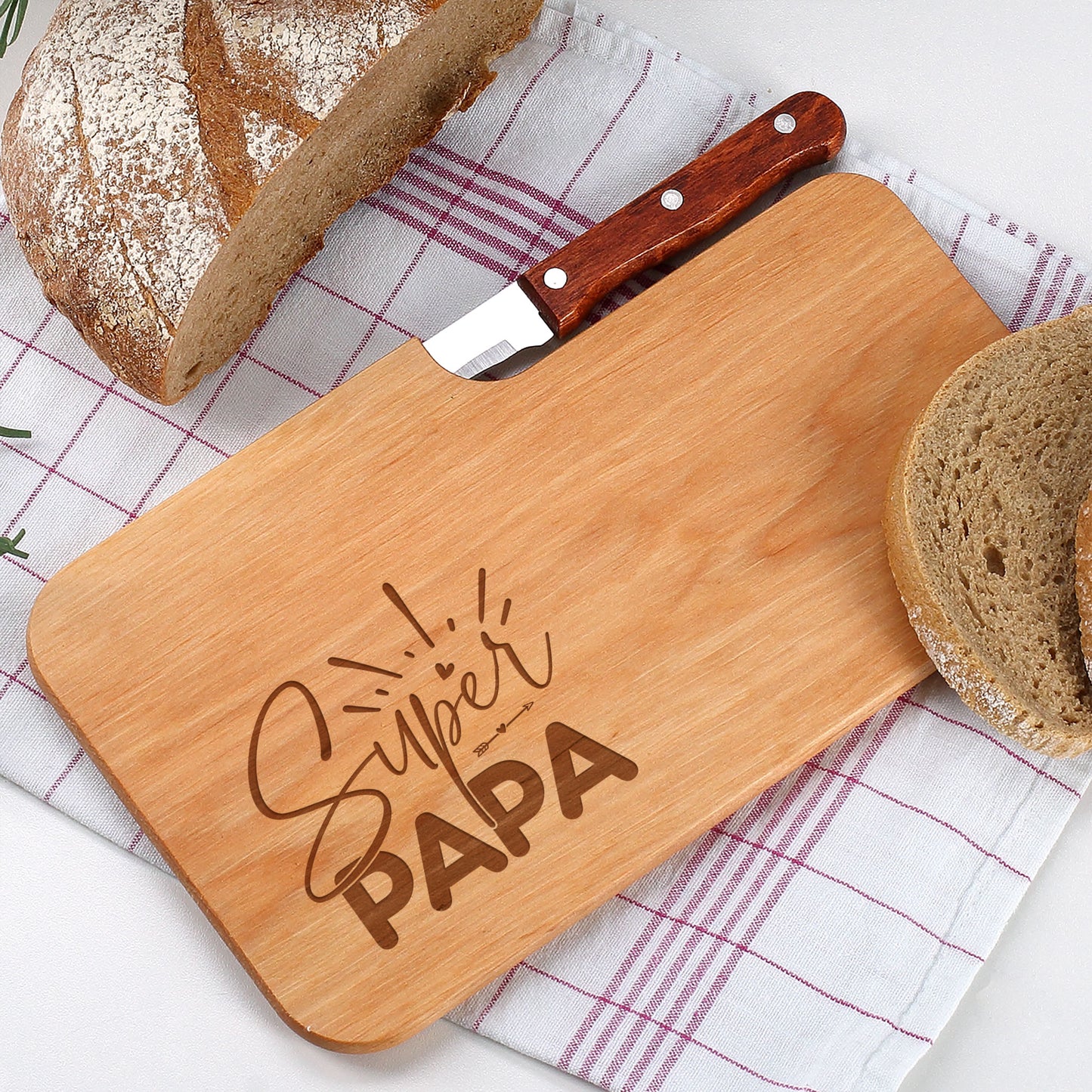 Frühstücksbrett mit Super Papa Gravur und Brotzeit auf Tisch