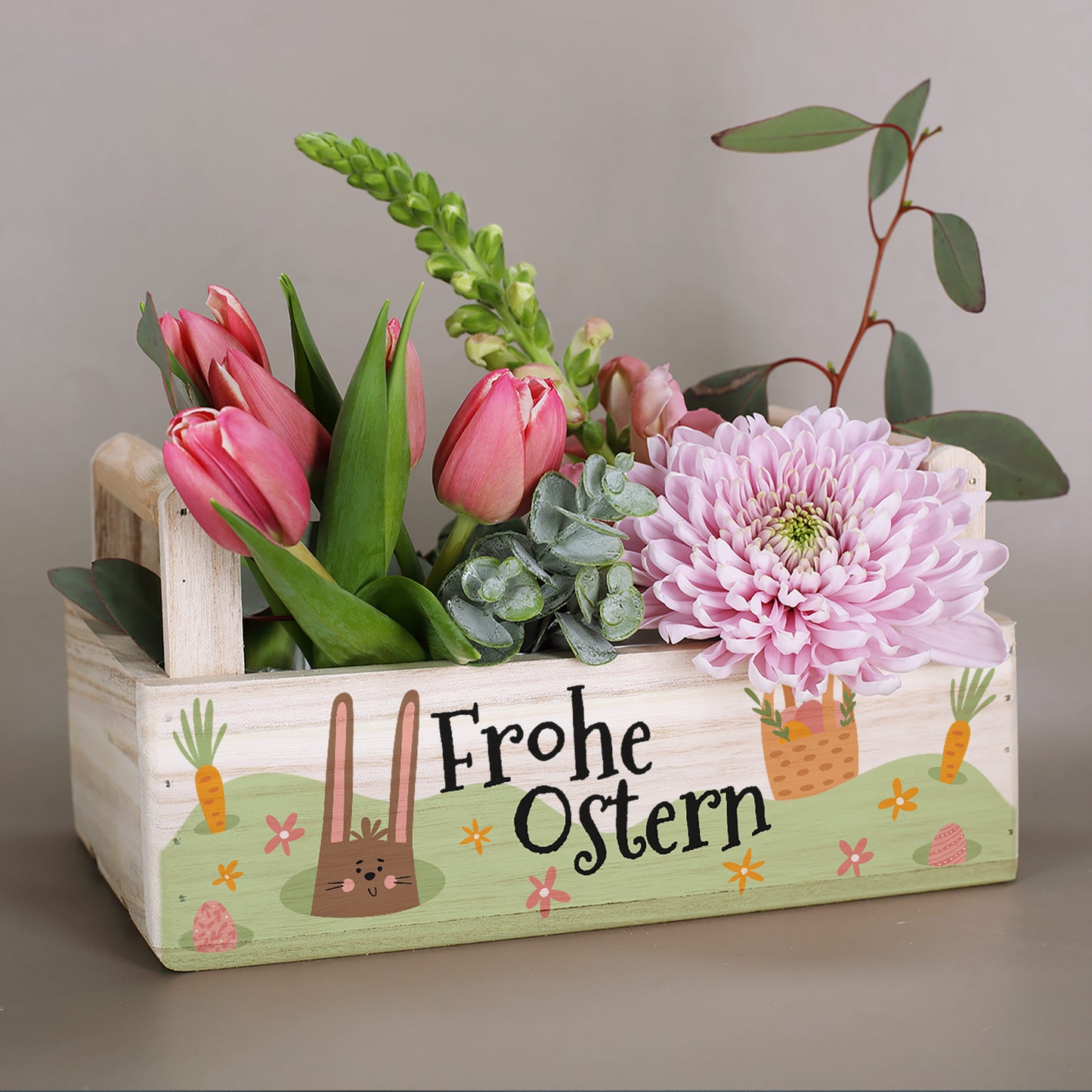 Pflanzkiste mit zwei Griffen aus Holz und Osterhasenmotiv „Frohe Ostern“ als dekorativer Geschenkkorb