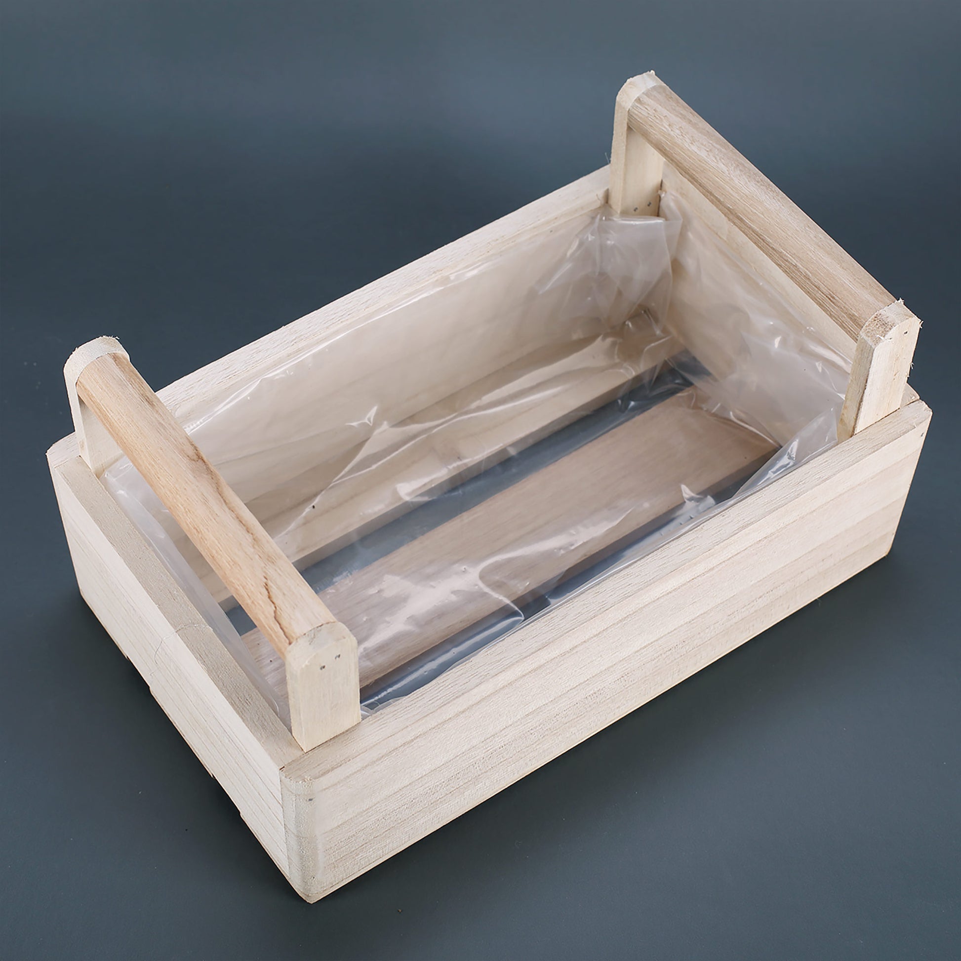 Pflanzkorb aus Holz mit zwei seitlichen Griffen und Folie innen, dekorative Pflanzkiste für Blumen