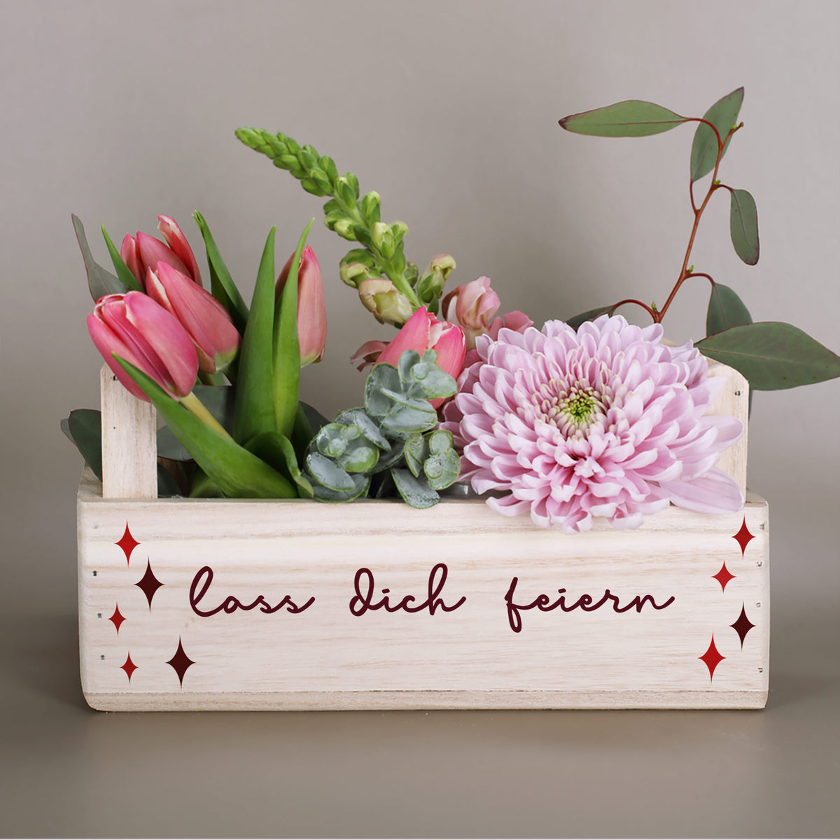 Geburtstags-Geschenkkorb aus Holz mit Tulpen, Chrysantheme und Eukalyptus sowie Aufdruck „Lass dich feiern“