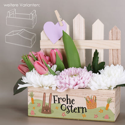 Pflanzkorb aus Holz mit Zaunrückwand und Aufdruck „Frohe Ostern“ mit Hasenmotiv, bepflanzt mit Frühlingsblumen