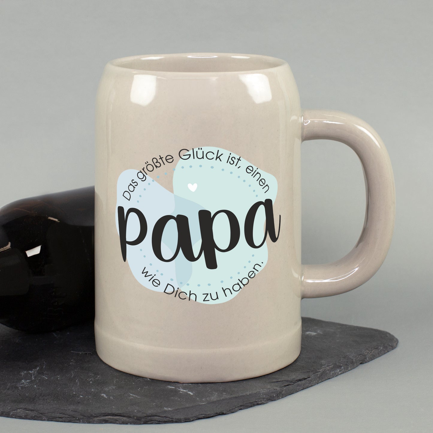 Keramik Bierkrug „papa“ auf Schieferplatte neben Bierflasche als Geschenk für Väter