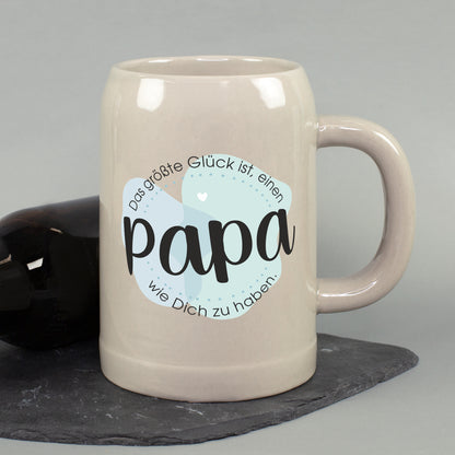 Keramik Bierkrug „papa“ auf Schieferplatte neben Bierflasche als Geschenk für Väter