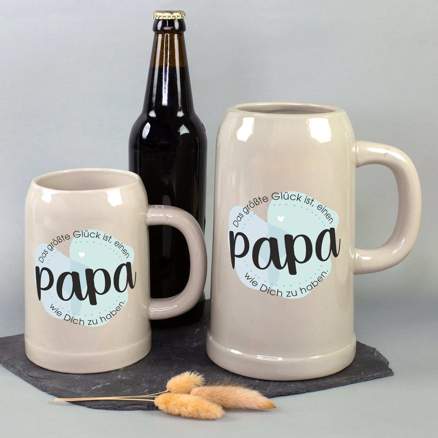 Zwei Bierkrüge für Papa in 0,5 Liter und 1 Liter als Größenvergleich