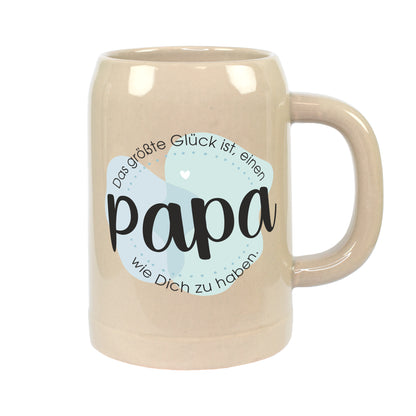 Freigestellter kleiner Papa Bierkrug aus Keramik mit Spruch „Das größte Glück ist, einen Papa wie Dich zu haben.“