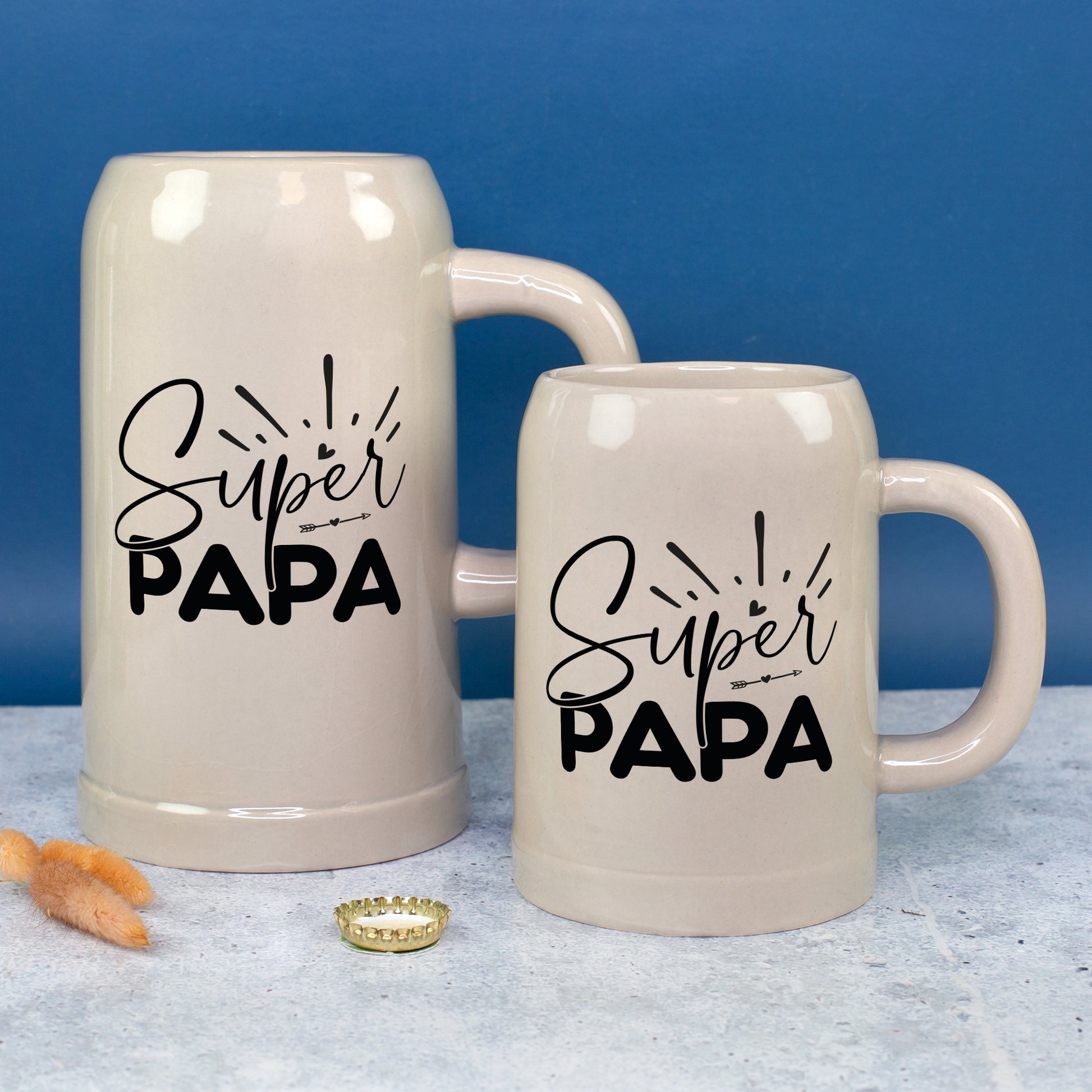 Zwei Bierkrüge mit „Super Papa“-Design in den Größen 0,5 Liter und 1 Liter
