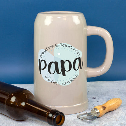 Keramik Bierkrug mit Papa-Spruch neben Bierflasche und Werkzeug als Vatertagsgeschenk