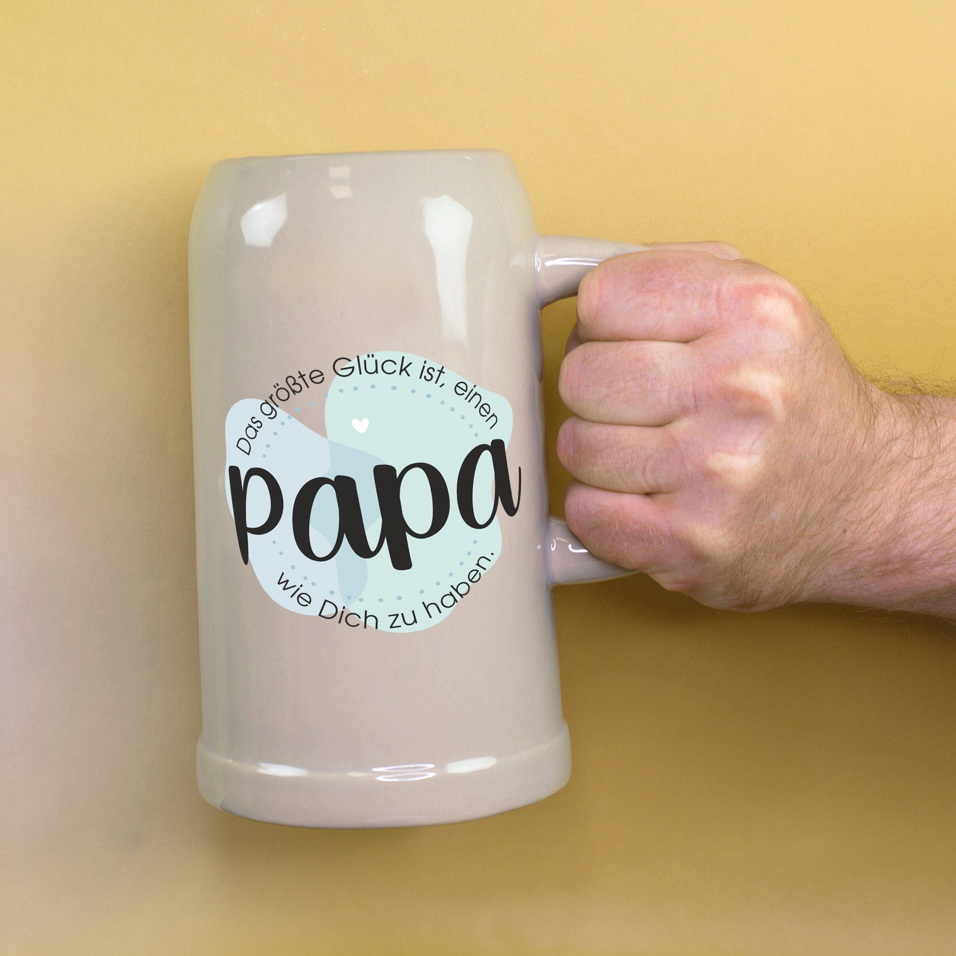 Großer Steingut Bierkrug für Papa mit Spruch wird in der Hand gehalten – Geschenk zum Vatertag