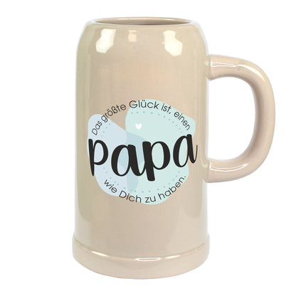 Freigestellter großer Papa Bierkrug aus Keramik mit Spruch „Das größte Glück ist, einen Papa wie Dich zu haben.“