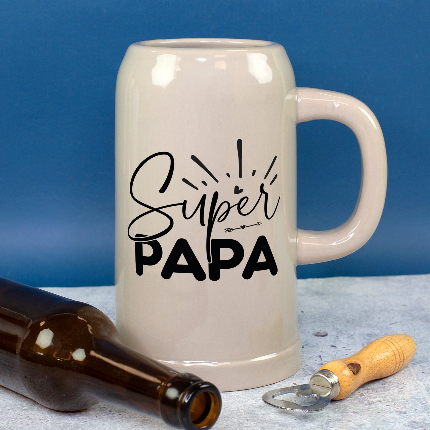 Bierkrug „Super Papa“ mit Bierflasche und Flaschenöffner als Vatertagsgeschenk