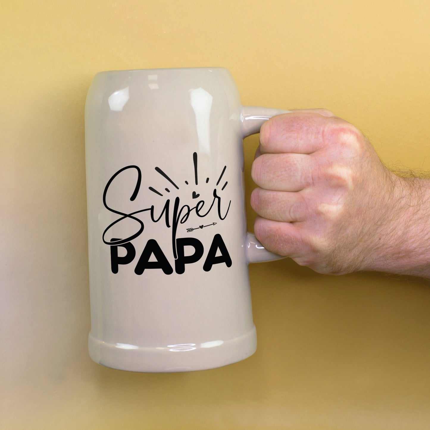 Großer Keramik-Bierkrug mit „Super Papa“-Aufdruck wird in der Hand gehalten