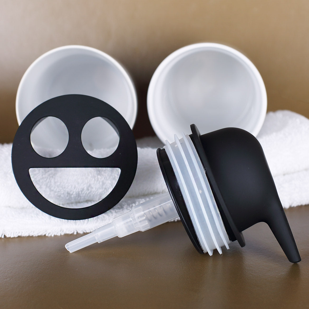 Keramikbehälter mit Verschlüssen in schwarzer Softtouch Oberfläche