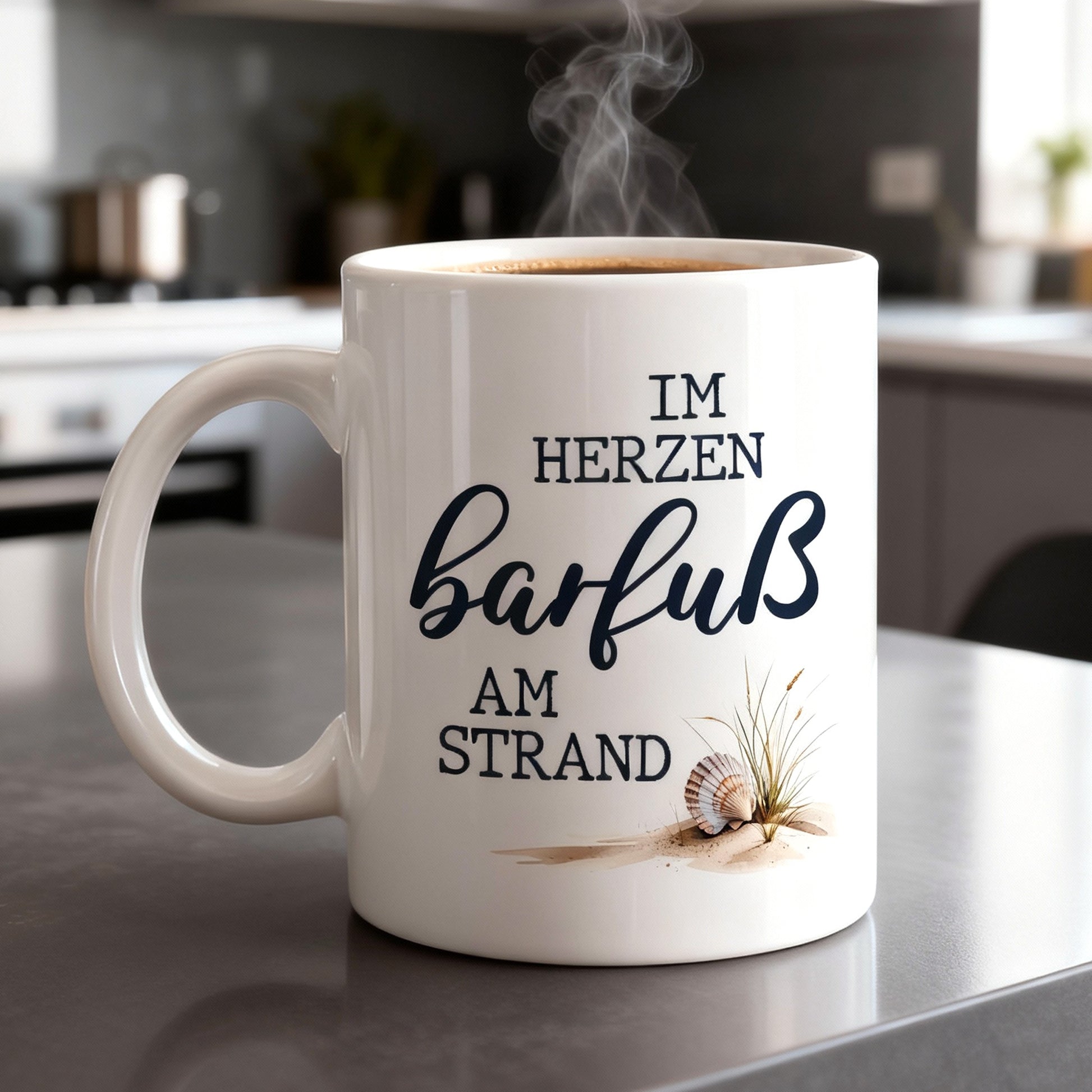 Tasse „Im Herzen barfuß am Strand“ mit Kaffee in moderner Küche