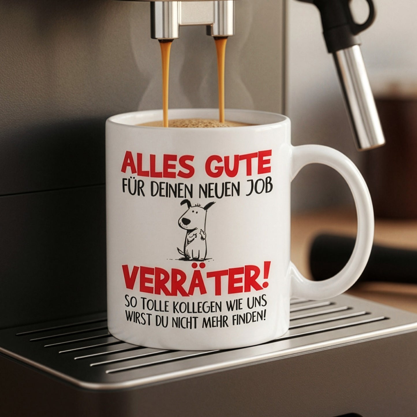 Lustige Abschiedstasse mit Spruch „Alles Gute für deinen neuen Job, Verräter!“ unter Kaffeemaschine