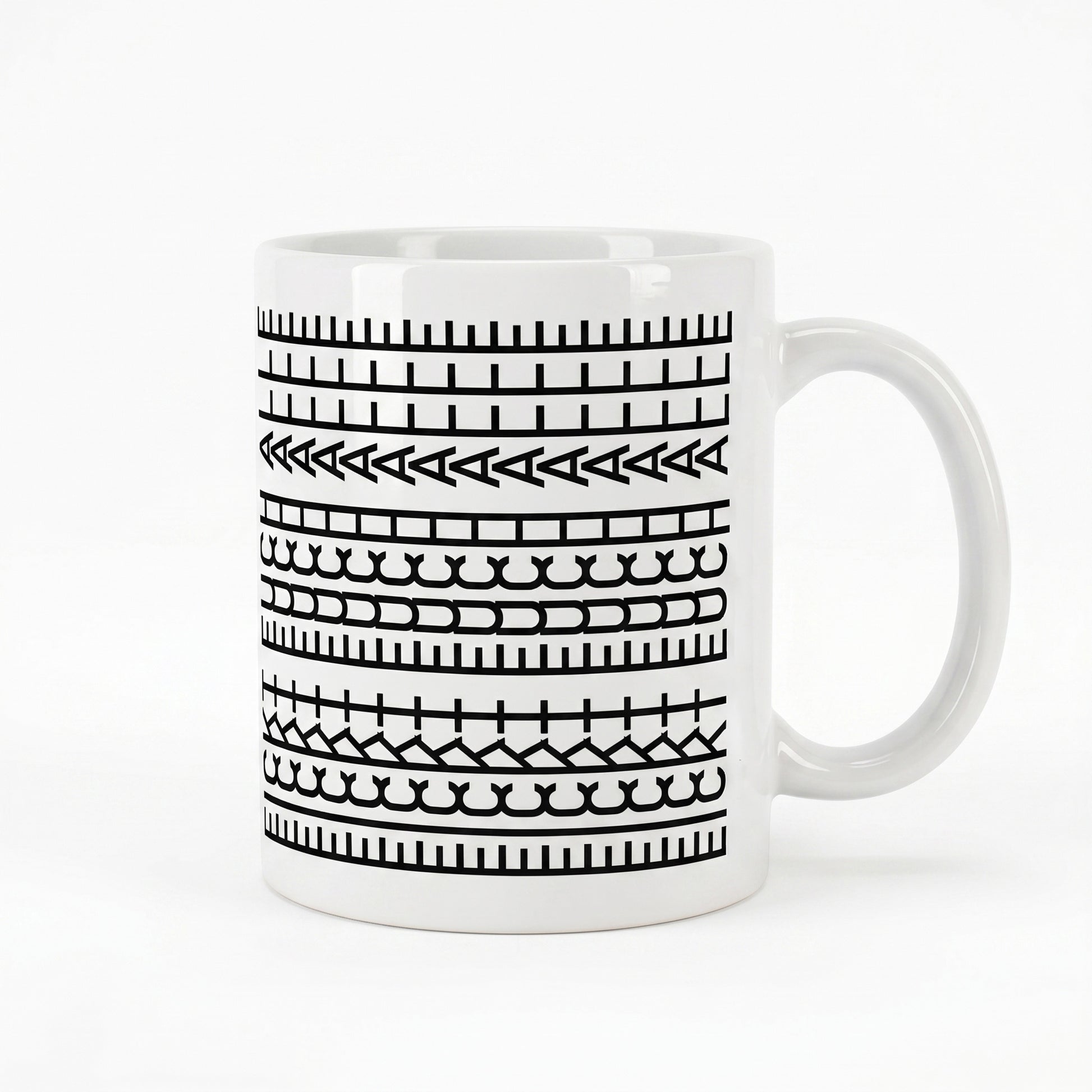 Freigestellte Produktansicht der Keramiktasse mit verstecktem Schriftzug und grafischem Muster