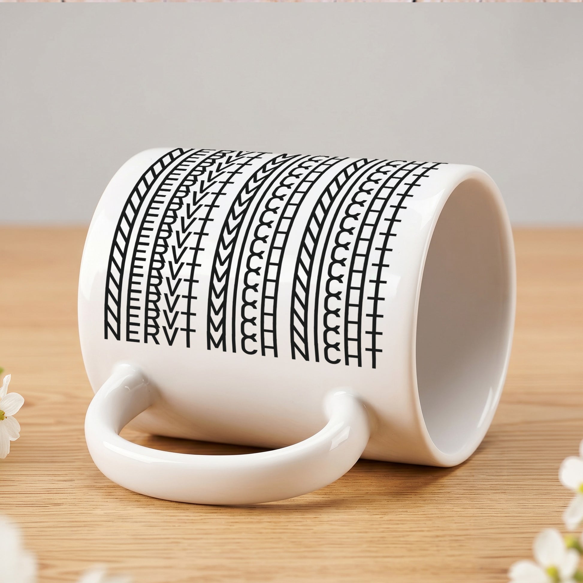 Lustige Tasse mit versteckter Botschaft „NERVT MICH NICHT“ im grafischen Musterdesign