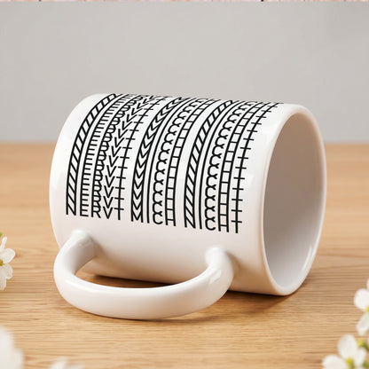 Lustige Tasse mit versteckter Botschaft „NERVT MICH NICHT“ im grafischen Musterdesign