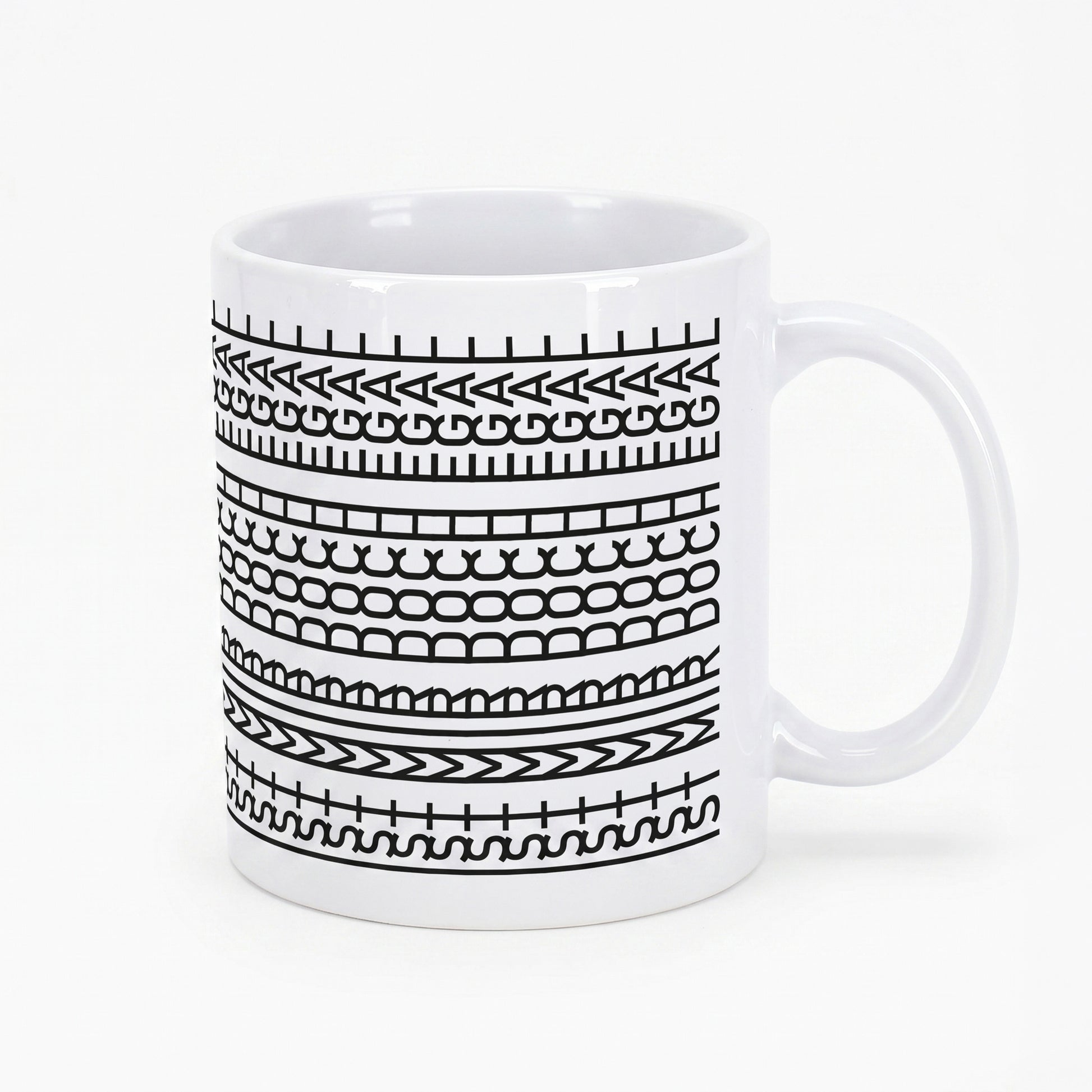 Freigestellte Produktansicht der Tasse mit modernem Musterdesign und verstecktem Schriftzug