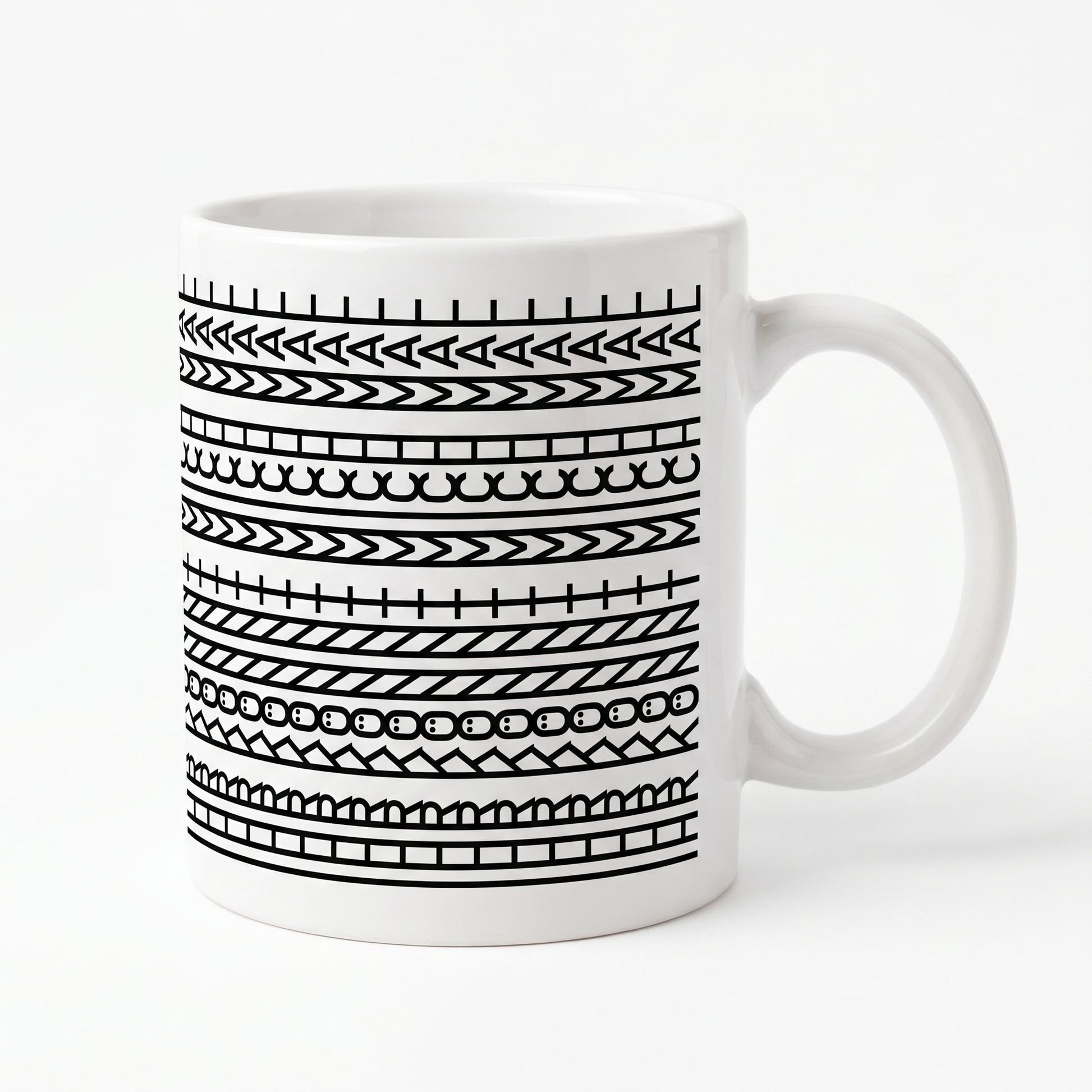 Freigestellte weiße Keramiktasse mit modernem Musterdesign und versteckter Botschaft