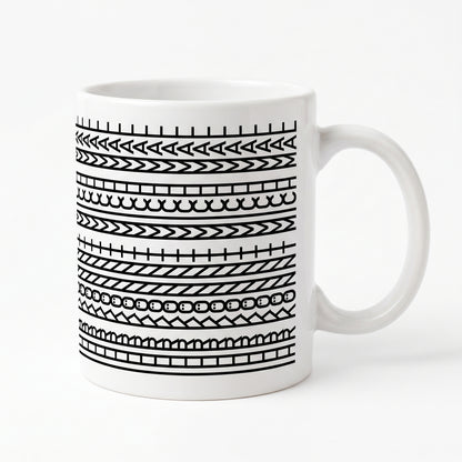 Freigestellte weiße Keramiktasse mit modernem Musterdesign und versteckter Botschaft