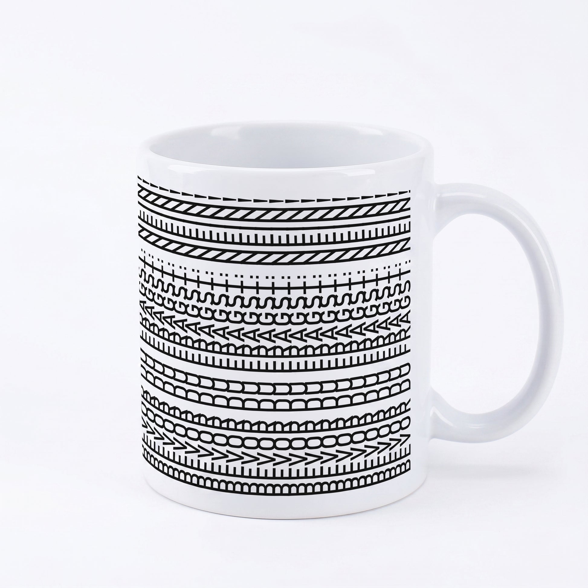 Keramiktasse mit schwarzem Linienmuster und verstecktem Spruch auf weißem Hintergrund