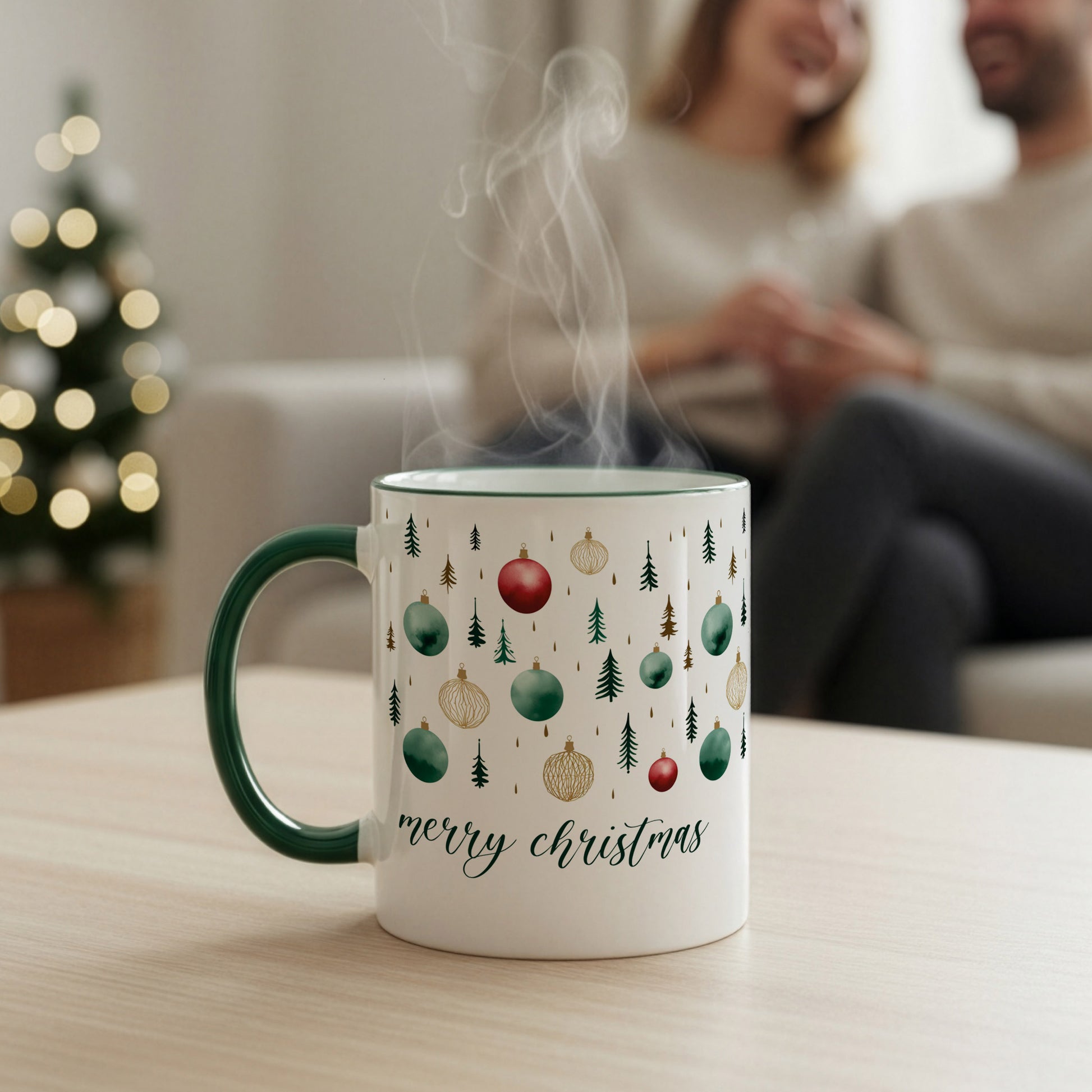 Weihnachtliche Keramiktasse mit Dampf, stehend auf einem Tisch in gemütlicher Wohnzimmeratmosphäre, Hintergrund unscharf mit Paar und Weihnachtsbaum.