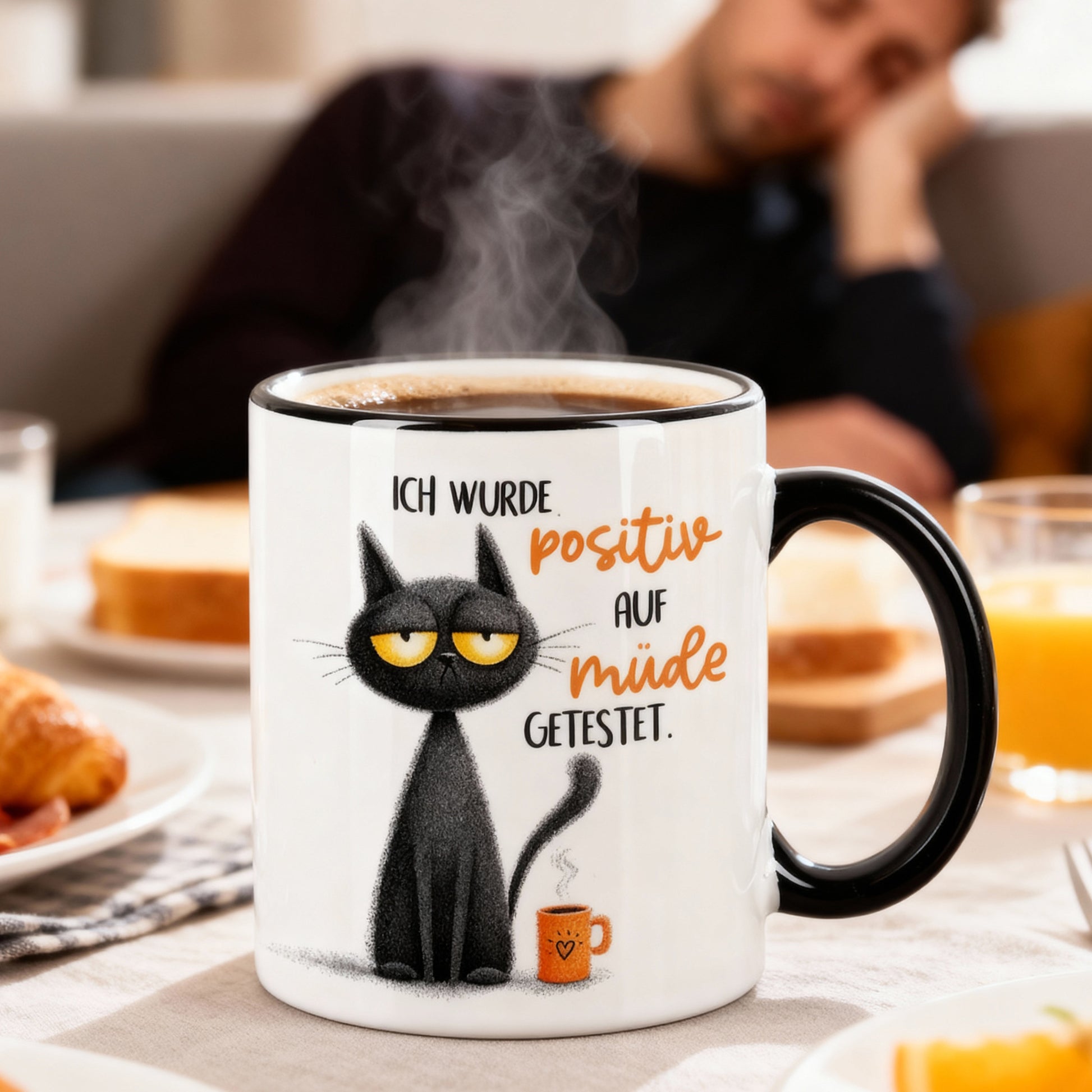 Tasse mit schwarzem Henkel und Katzenmotiv als Morgenmuffel Geschenk
