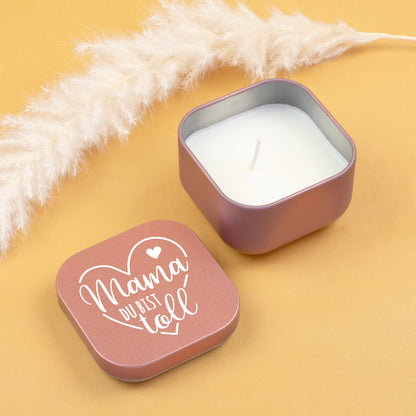 Rosé Duftkerze mit offenem Deckel und weißem Wachs auf goldenem Hintergrund