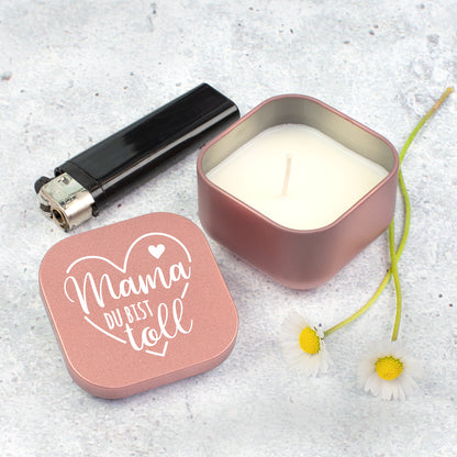 Rosé Duftkerze und Deckel mit Motiv „Mama du bist toll“ freigestellt auf hellem Hintergrund