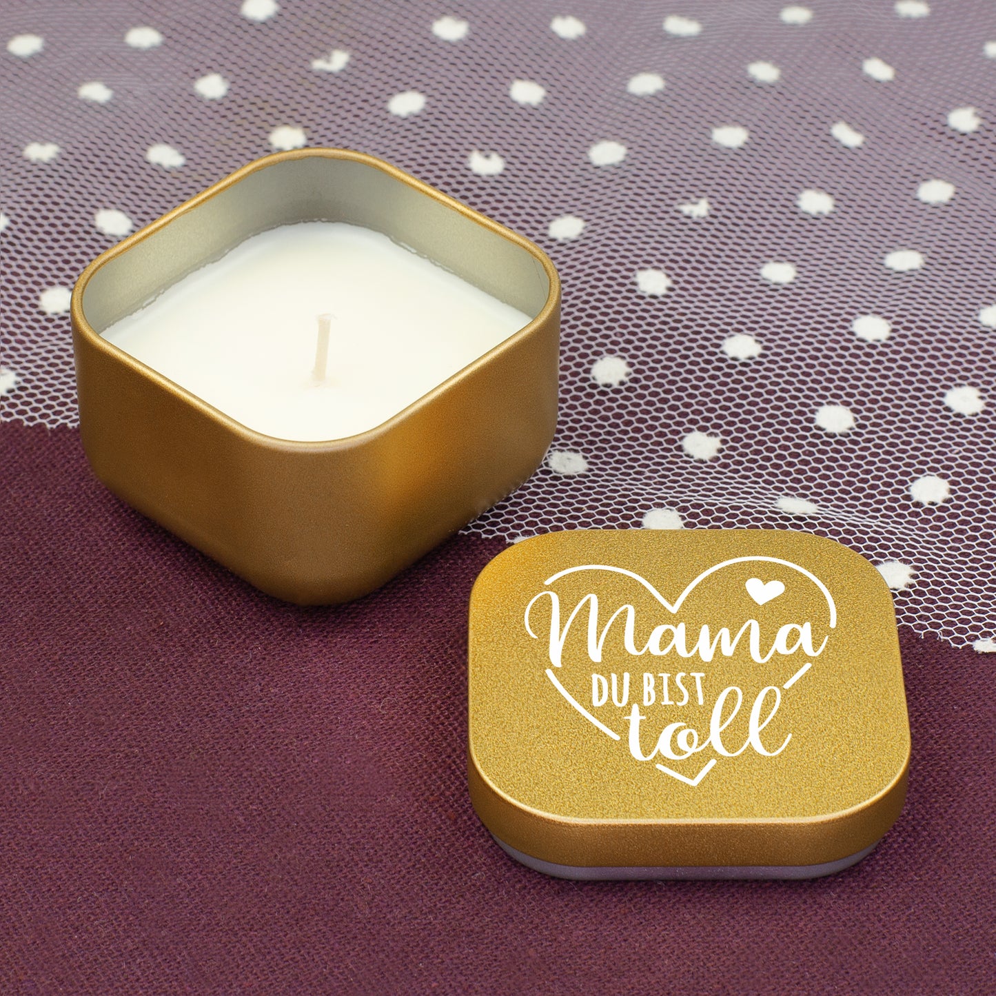 Goldene Duftkerze mit Deckel „Mama du bist toll“ auf Stoffhintergrund