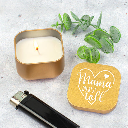 Goldene Duftkerze „Mama du bist toll“ geöffnet mit Feuerzeug und Eukalyptus